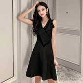 Модерна дамска рокля разкроен модел с шпиц деколте