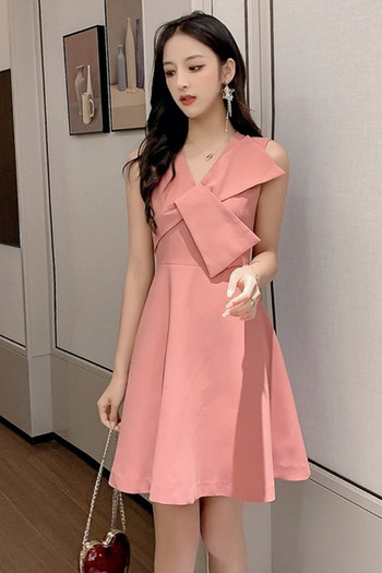 Модерна дамска рокля разкроен модел с шпиц деколте