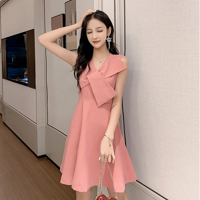 Модерна дамска рокля разкроен модел с шпиц деколте