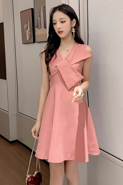 Модерна дамска рокля разкроен модел с шпиц деколте