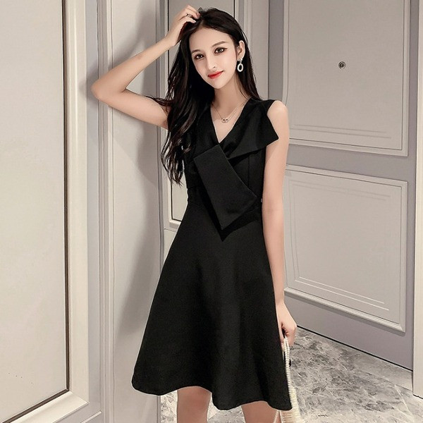 Модерна дамска рокля разкроен модел с шпиц деколте