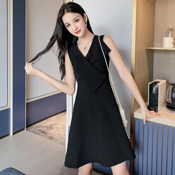 Модерна дамска рокля разкроен модел с шпиц деколте