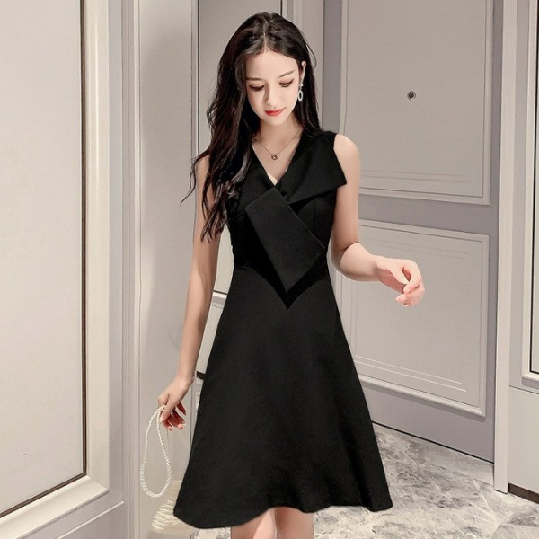 Модерна дамска рокля разкроен модел с шпиц деколте