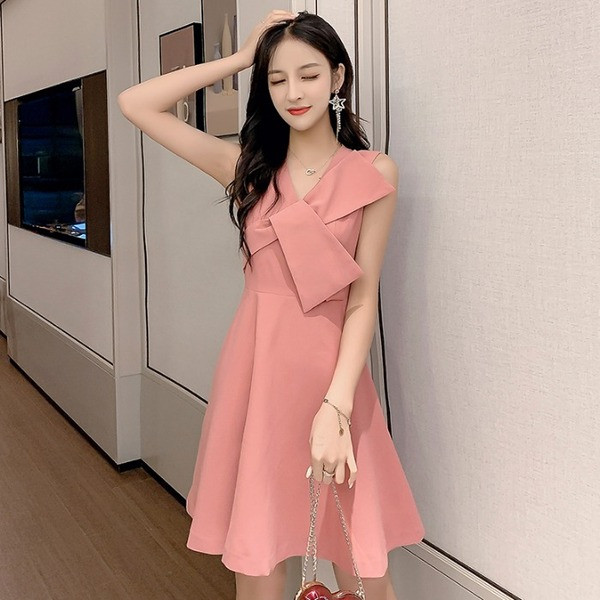 Модерна дамска рокля разкроен модел с шпиц деколте