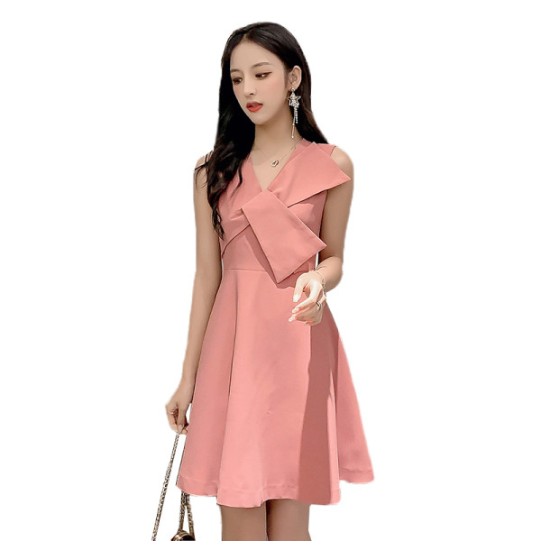 Модерна дамска рокля разкроен модел с шпиц деколте