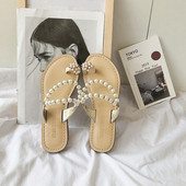 Ženske sandale s ravnim potplatom i elementom bisera