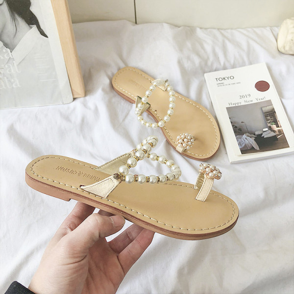 Ženske sandale s ravnim potplatom i elementom bisera