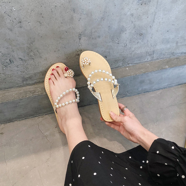 Ženske sandale s ravnim potplatom i elementom bisera