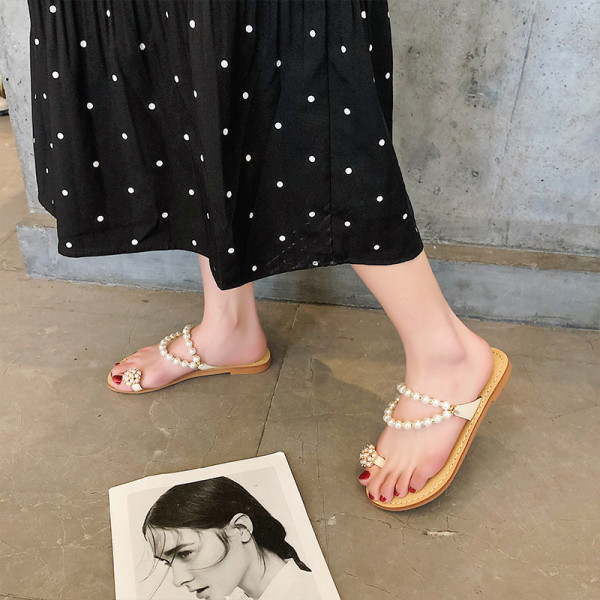 Ženske sandale s ravnim potplatom i elementom bisera