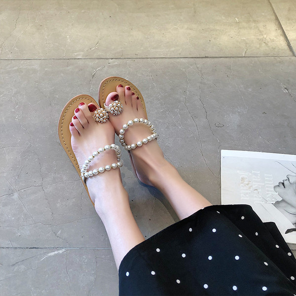 Ženske sandale s ravnim potplatom i elementom bisera