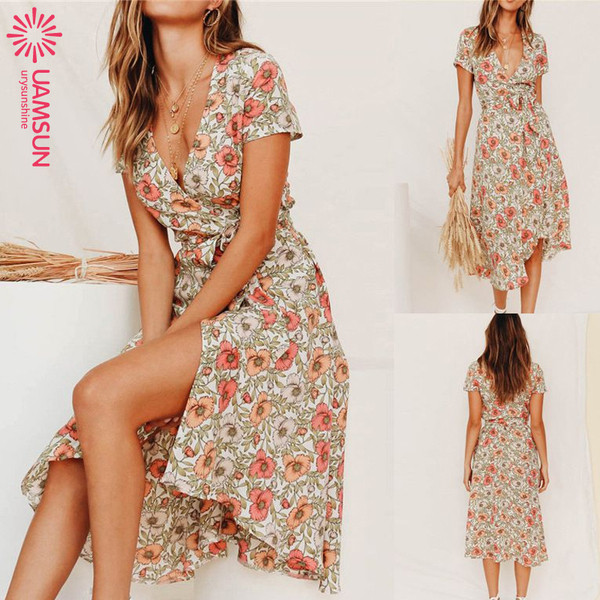 Laisvalaikio moteriškos suknelės modelis su skeltuku ir trumpomis rankovėmis