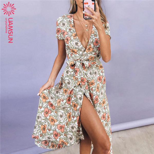 Laisvalaikio moteriškos suknelės modelis su skeltuku ir trumpomis rankovėmis