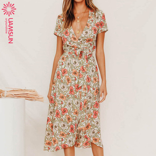 Laisvalaikio moteriškos suknelės modelis su skeltuku ir trumpomis rankovėmis