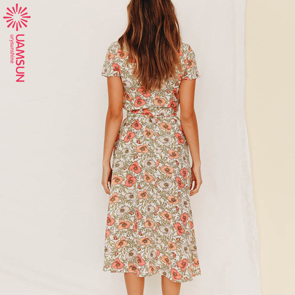 Laisvalaikio moteriškos suknelės modelis su skeltuku ir trumpomis rankovėmis