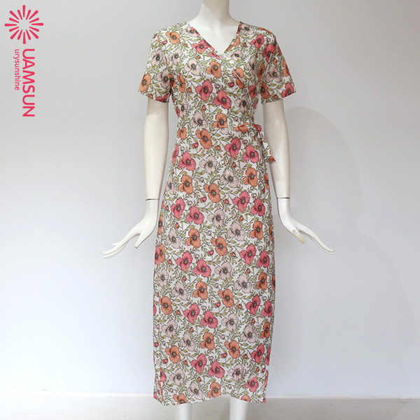 Laisvalaikio moteriškos suknelės modelis su skeltuku ir trumpomis rankovėmis