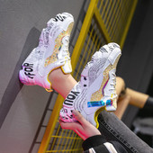 Stilīgas sieviešu pavasara kedas ar krāsainiem uzrakstiem