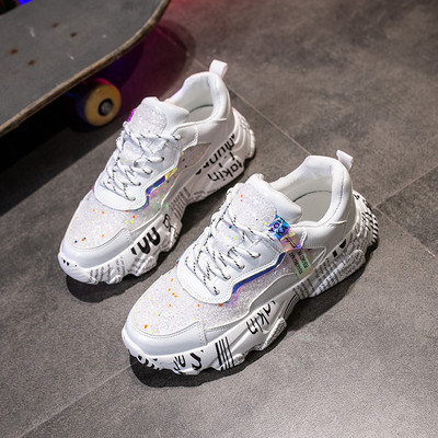 Stilīgas sieviešu pavasara kedas ar krāsainiem uzrakstiem