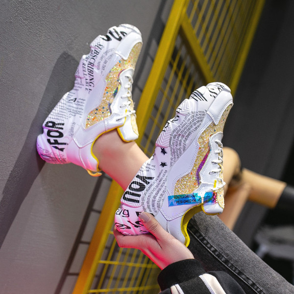 Stilīgas sieviešu pavasara kedas ar krāsainiem uzrakstiem