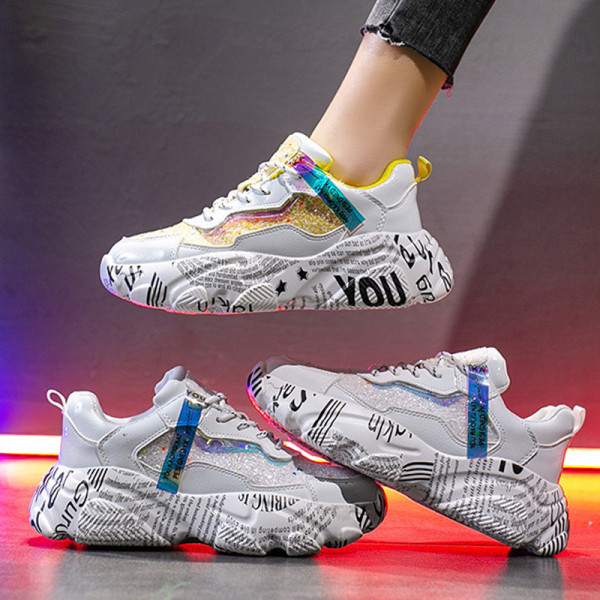 Stilīgas sieviešu pavasara kedas ar krāsainiem uzrakstiem