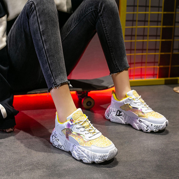 Stilīgas sieviešu pavasara kedas ar krāsainiem uzrakstiem