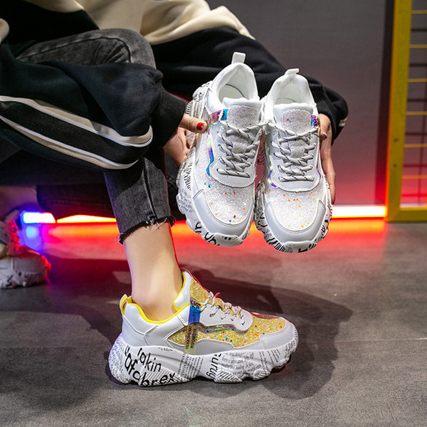 Stilīgas sieviešu pavasara kedas ar krāsainiem uzrakstiem