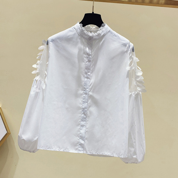 Modern női ing alacsony gallérral, tüllel, csipkével és 3D elemmel