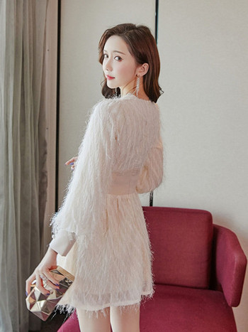 Moteriška laisvalaikio trumpa suknelė su špicine iškirpte ir kutais