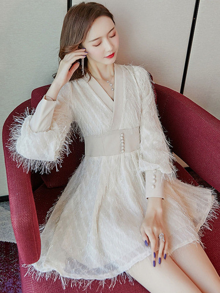 Moteriška laisvalaikio trumpa suknelė su špicine iškirpte ir kutais