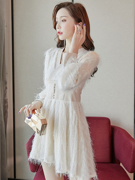 Moteriška laisvalaikio trumpa suknelė su špicine iškirpte ir kutais