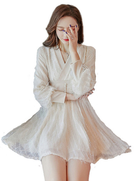 Moteriška laisvalaikio trumpa suknelė su špicine iškirpte ir kutais