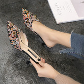 Moteriškos šiuolaikiškos šlepetės smailaus modelio ir plonu kulnu