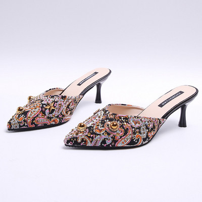 Moteriškos šiuolaikiškos šlepetės smailaus modelio ir plonu kulnu