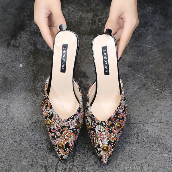 Moteriškos šiuolaikiškos šlepetės smailaus modelio ir plonu kulnu