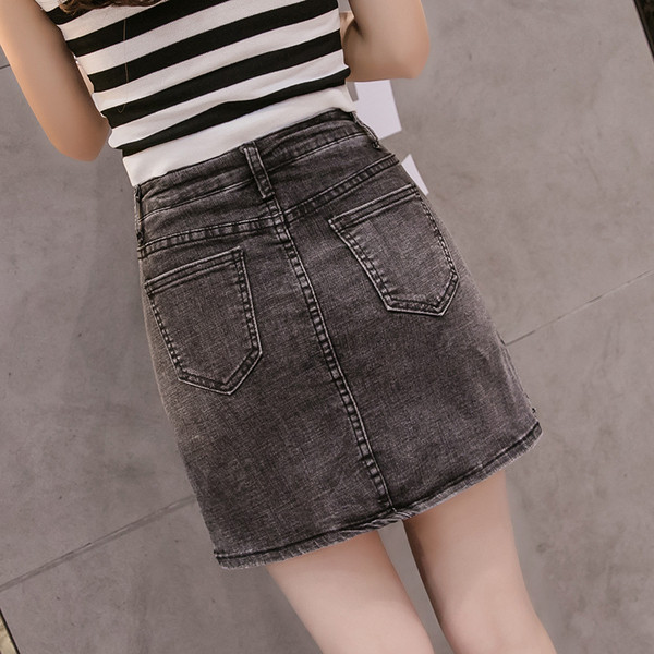 Īsi pieguļoši džinsa svārki ar pogām un kabatām