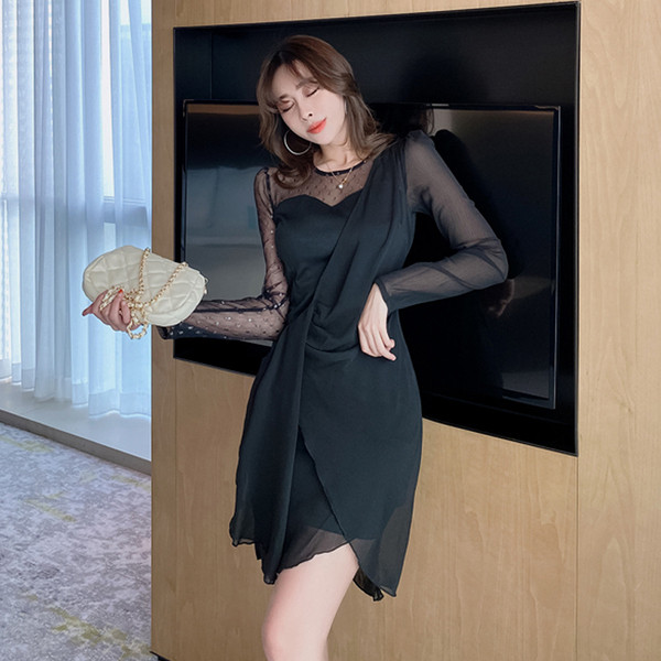 Aszimmetrikus női ruha nyakkendővel és hosszú ujjal