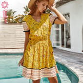 Alkalmi női rövid ruha rövid ujjal és ovális nyakkivágással