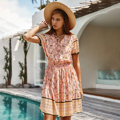 Alkalmi női rövid ruha rövid ujjal és ovális nyakkivágással