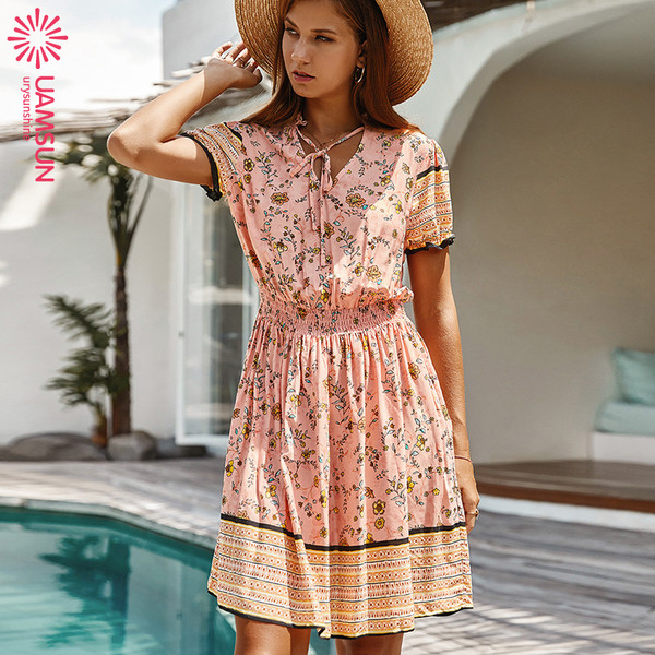 Alkalmi női rövid ruha rövid ujjal és ovális nyakkivágással