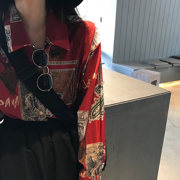 Naujo modelio pavasariniai marškinėliai su spalvingu dešiniuoju klasikiniu modeliu