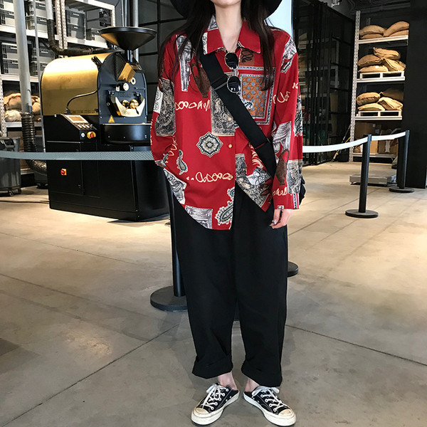 Naujo modelio pavasariniai marškinėliai su spalvingu dešiniuoju klasikiniu modeliu