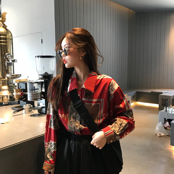 Naujo modelio pavasariniai marškinėliai su spalvingu dešiniuoju klasikiniu modeliu