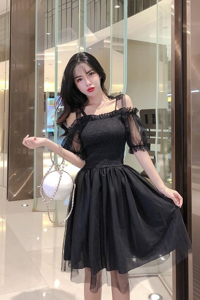 Rochie de dama eleganta cu tul si umerii goi