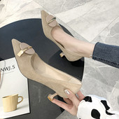 Zomšiniai moteriški batai smailaus modelio ir plonu kulnu