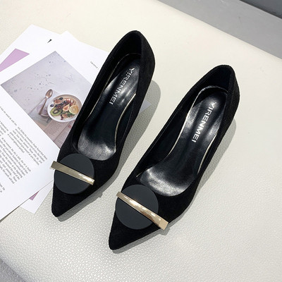 Zomšiniai moteriški batai smailaus modelio ir plonu kulnu