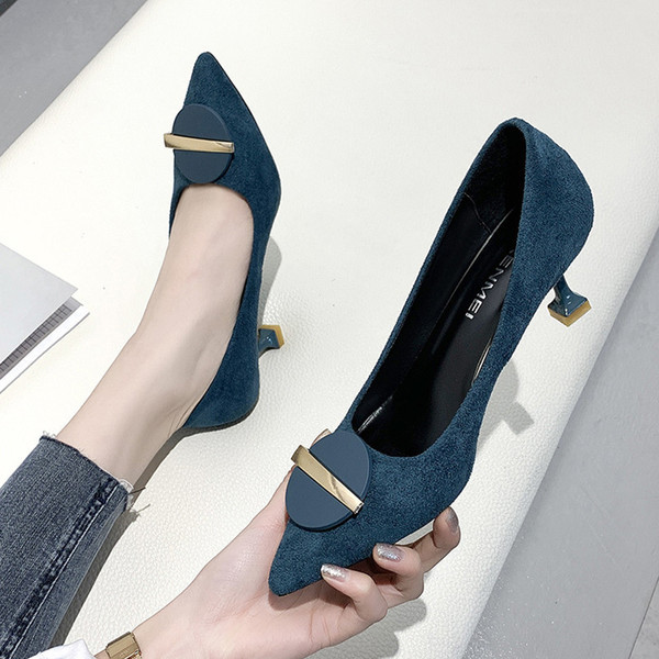 Zomšiniai moteriški batai smailaus modelio ir plonu kulnu