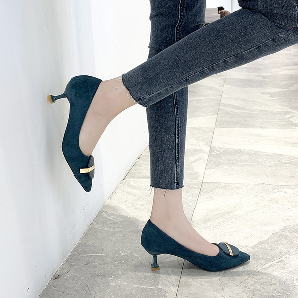 Zomšiniai moteriški batai smailaus modelio ir plonu kulnu