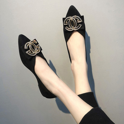 Ikdienas sieviešu apavi ar plakanu zoli un metāla sprādzi