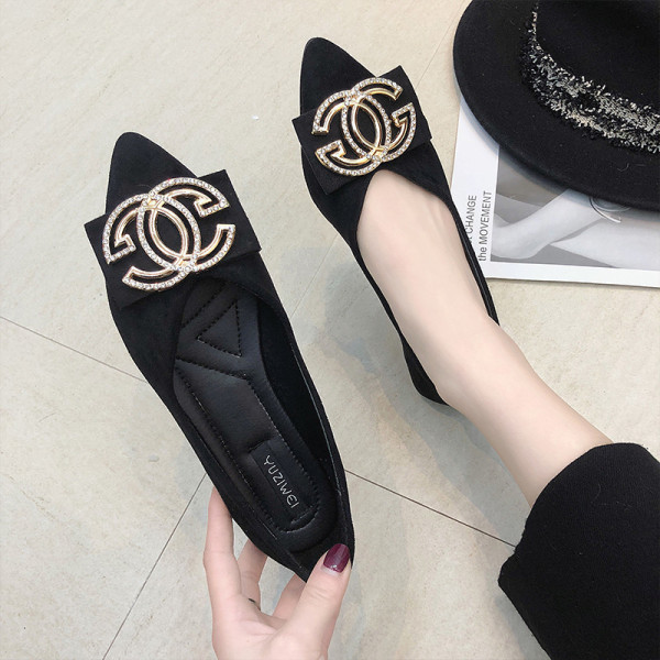 Ikdienas sieviešu apavi ar plakanu zoli un metāla sprādzi