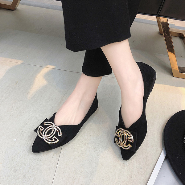 Ikdienas sieviešu apavi ar plakanu zoli un metāla sprādzi