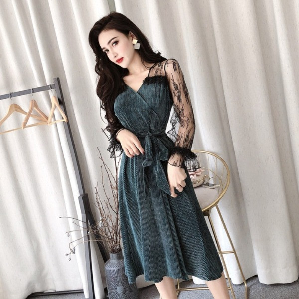 Model moderne haljine ženskog kroja s čipkom i špic izrezom